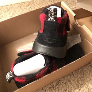 UGGS Kids Buffalo Plaid -size 9
